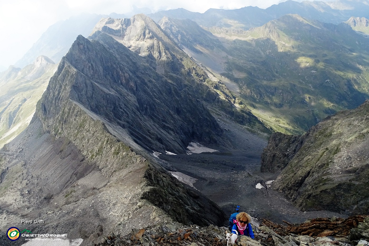 70 Con vista sul roccioso versante nord di Rondenino ed Aga.JPG